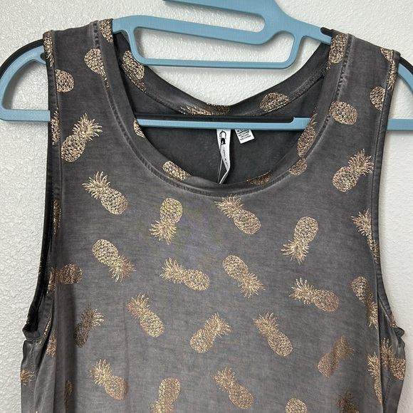 Cute sleeveless tee with pineapple print - Picture 2 of 6